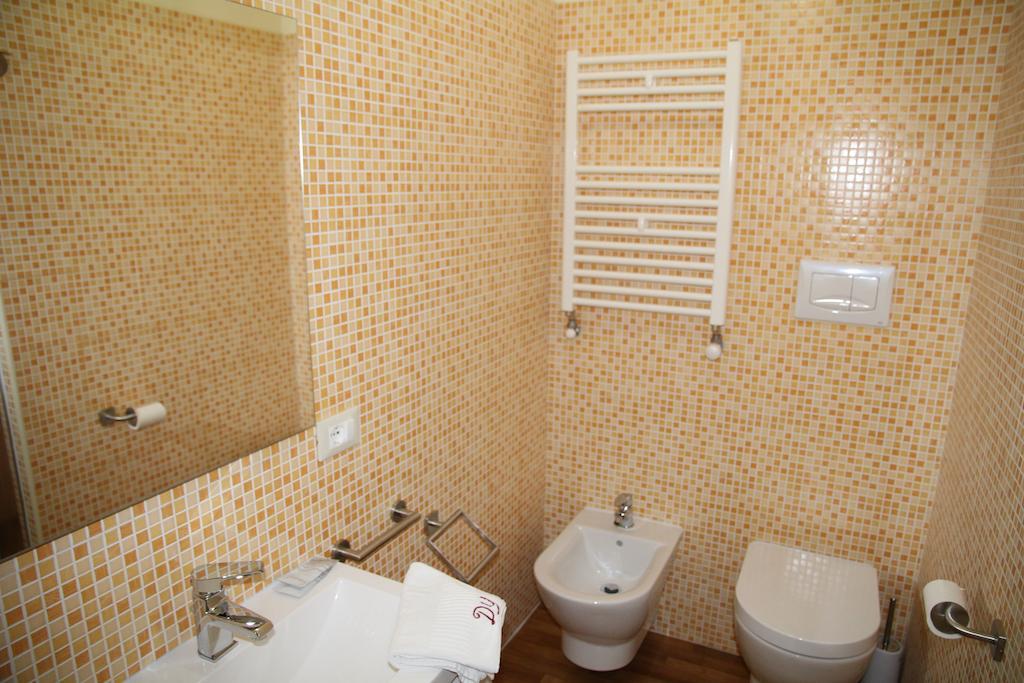Domus Yenne Suites Cagliari Oda fotoğraf